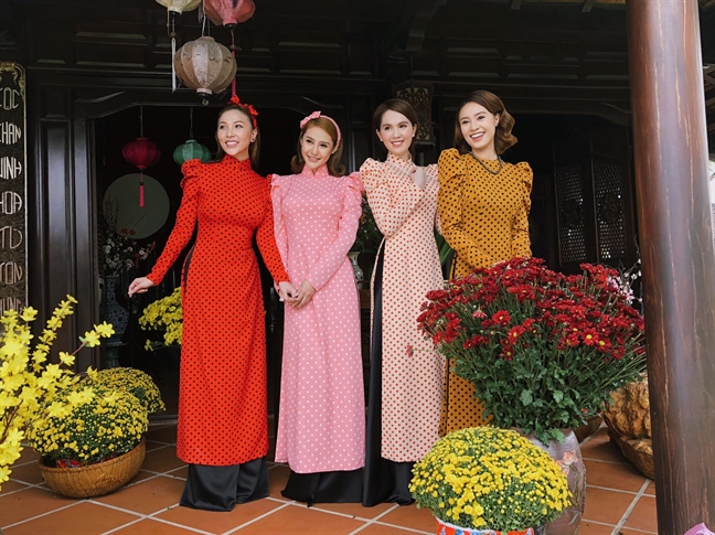 Mỹ nhân Việt tích cực lăng xê mẫu áo dài cách tân Tết 2018 My nhan Viet tich cuc lang xe mau ao dai cach tan Tet 2018