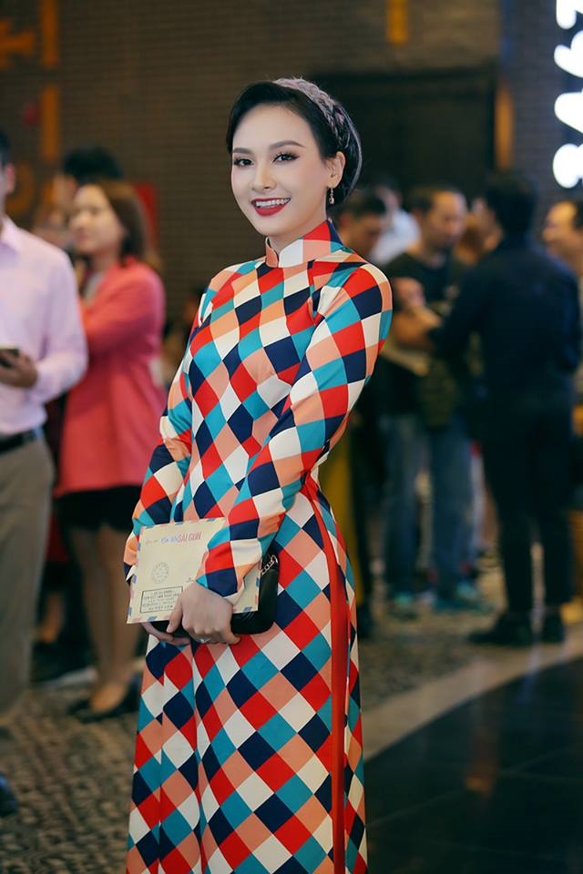 Mỹ nhân Việt tích cực lăng xê mẫu áo dài cách tân Tết 2018 My nhan Viet tich cuc lang xe mau ao dai cach tan Tet 2018
