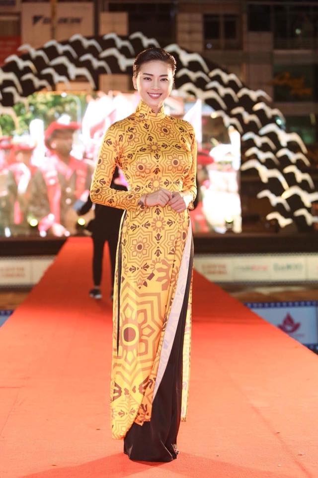 Mỹ nhân Việt tích cực lăng xê mẫu áo dài cách tân Tết 2018 My nhan Viet tich cuc lang xe mau ao dai cach tan Tet 2018
