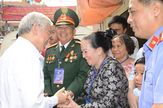 Tổng Bí thư Nguyễn Phú Trọng thăm hầm chứa vũ khí của biệt động Sài Gòn Tong Bi thu Nguyen Phu Trong tham ham chua vu khi cua biet dong Sai Gon
