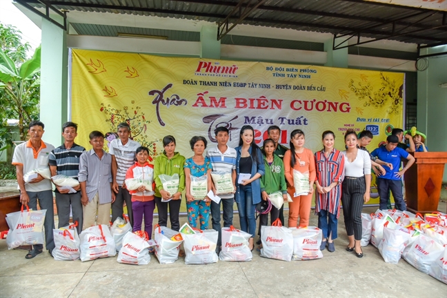 Trịnh Kim Chi trao quà Tết cho 150 gia đình khó khăn ở Tây Ninh Trinh Kim Chi trao qua Tet cho 150 gia dinh kho khan o Tay Ninh
