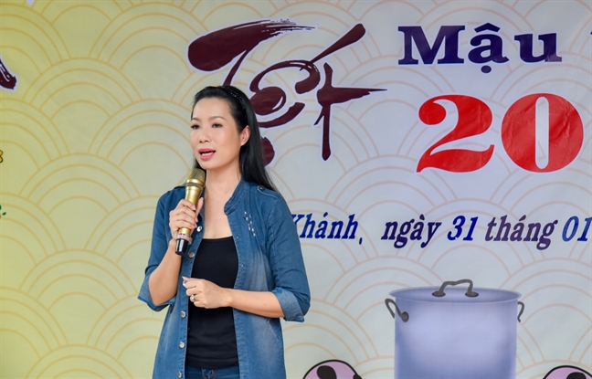 Trịnh Kim Chi trao quà Tết cho 150 gia đình khó khăn ở Tây Ninh Trinh Kim Chi trao qua Tet cho 150 gia dinh kho khan o Tay Ninh