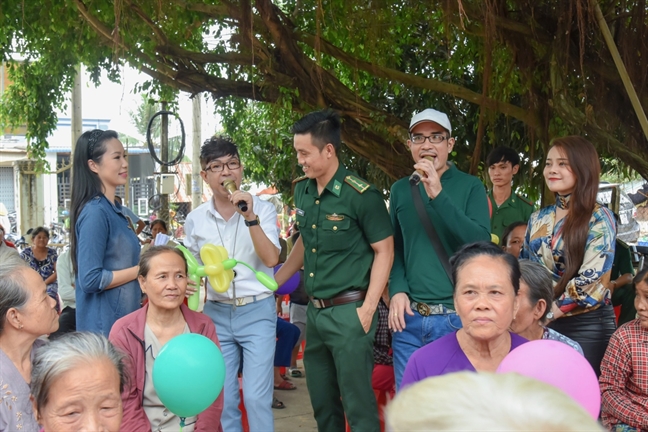 Trịnh Kim Chi trao quà Tết cho 150 gia đình khó khăn ở Tây Ninh Trinh Kim Chi trao qua Tet cho 150 gia dinh kho khan o Tay Ninh