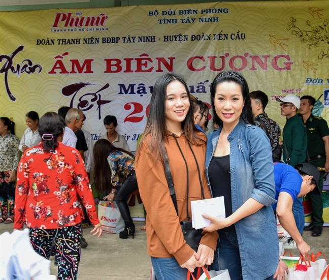 Trịnh Kim Chi trao quà Tết cho 150 gia đình khó khăn ở Tây Ninh Trinh Kim Chi trao qua Tet cho 150 gia dinh kho khan o Tay Ninh