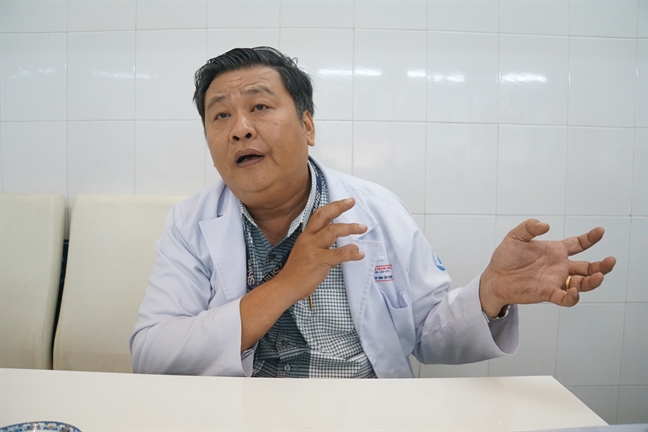 Trẻ rách toác bàn tay vì tự chế pháo tết Tre rach toac ban tay vi tu che phao tet