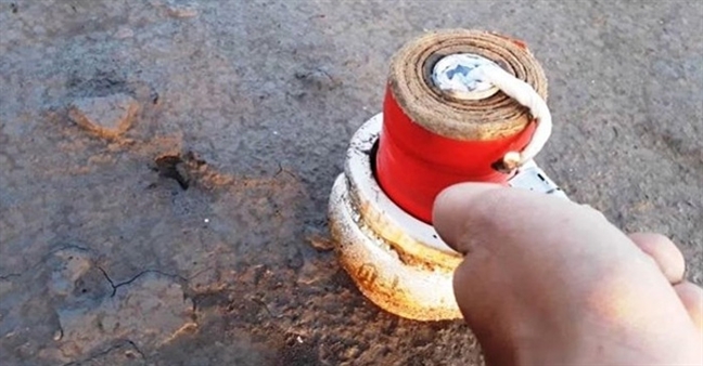 Trẻ rách toác bàn tay vì tự chế pháo tết Tre rach toac ban tay vi tu che phao tet