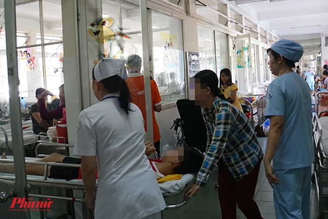 Trẻ rách toác bàn tay vì tự chế pháo tết Tre rach toac ban tay vi tu che phao tet