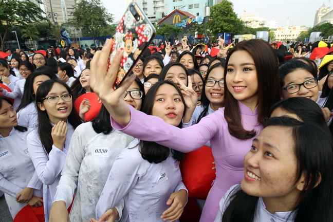 Hoa hậu Đỗ Mỹ Linh: ‘Người trẻ hiện nay có phần quên đi áo dài truyền thống’ Hoa hau Do My Linh: ‘Nguoi tre hien nay co phan quen di ao dai truyen thong’