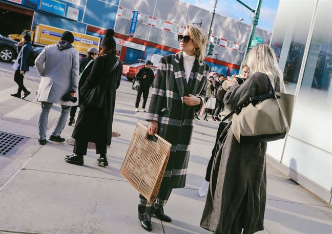 Street style sành điệu của các tín đồ tại New York Fashion Week 2018 Street style sanh dieu cua cac tin do tai New York Fashion Week 2018