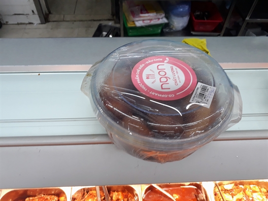 ‘5 quả trứng, 3 cục thịt nhỏ’ vào hộp thịt kho hột vịt tại siêu thị giá gần 80.000 đồng ‘5 qua trung, 3 cuc thit nho’ vao hop thit kho hot vit tai sieu thi gia gan 80.000 dong