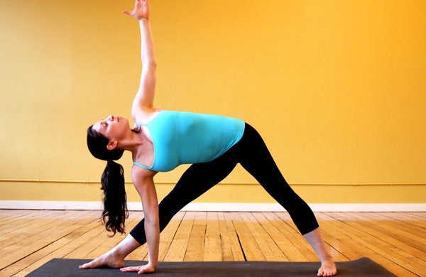 Mẹo ăn tết ngon dáng vẫn thon từ huấn luyện viên yoga xinh đẹp Meo an tet ngon dang van thon tu huan luyen vien yoga xinh dep