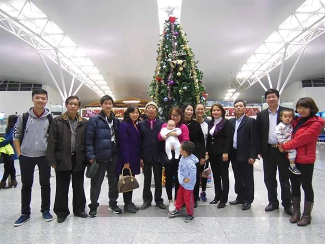 Sáng mùng 1, từ trời Tây, con quay quắt nhớ lại tết ngày xưa ấy... Sang mung 1, tu troi Tay, con quay quat nho lai tet ngay xua ay...