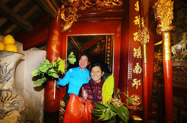 Không còn hiện tượng tranh giành cướp lộc tại Hội Gióng đền Sóc Sơn Khong con hien tuong tranh gianh cuop loc tai Hoi Giong den Soc Son