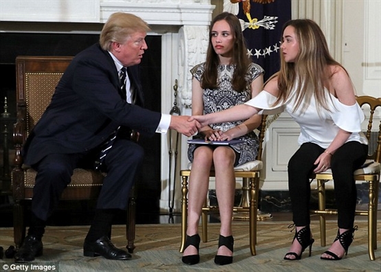 Tổng thống Trump muốn trang bị súng cho hơn 500.000 giáo viên Mỹ Tong thong Trump muon trang bi sung cho hon 500.000 giao vien My