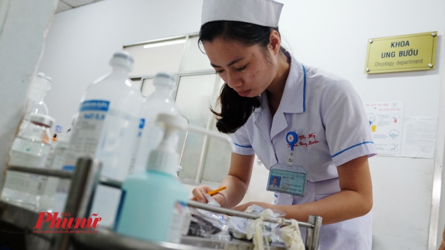 Nữ điều dưỡng không buông tay bệnh nhân ung thư đến cuối cuộc đời Nu dieu duong khong buong tay benh nhan ung thu den cuoi cuoc doi