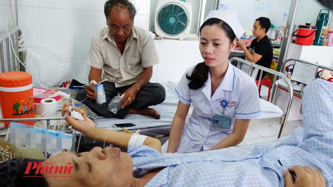 Nữ điều dưỡng không buông tay bệnh nhân ung thư đến cuối cuộc đời Nu dieu duong khong buong tay benh nhan ung thu den cuoi cuoc doi