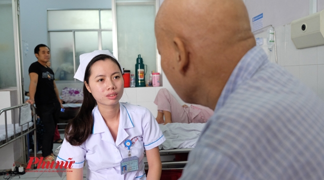 Nữ điều dưỡng không buông tay bệnh nhân ung thư đến cuối cuộc đời Nu dieu duong khong buong tay benh nhan ung thu den cuoi cuoc doi