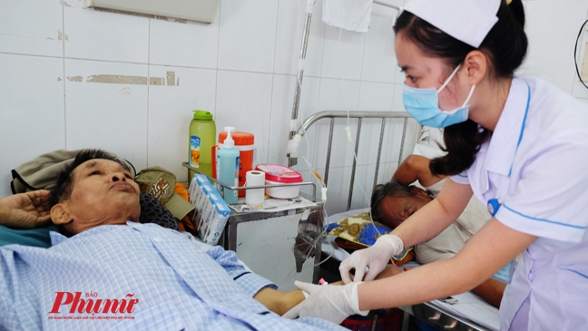 Nữ điều dưỡng không buông tay bệnh nhân ung thư đến cuối cuộc đời Nu dieu duong khong buong tay benh nhan ung thu den cuoi cuoc doi