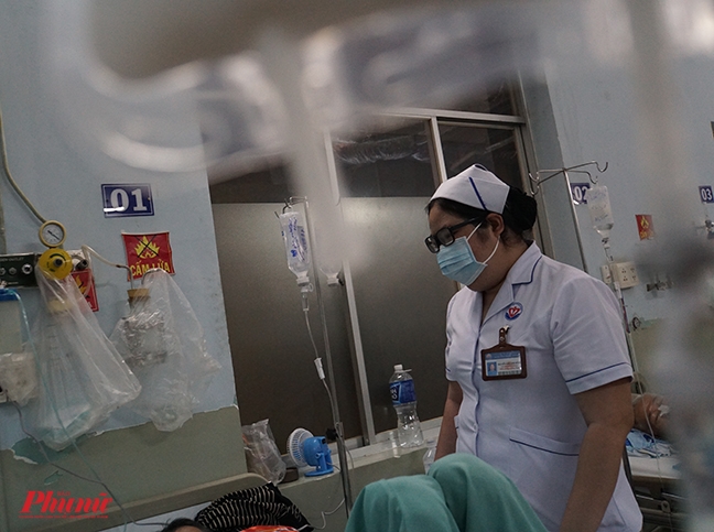 Mặc kệ hội chứng thận hư, nữ điều dưỡng vẫn ngày đêm chăm sóc bệnh nhân Mac ke hoi chung than hu, nu dieu duong van ngay dem cham soc benh nhan