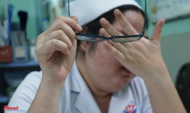 Mặc kệ hội chứng thận hư, nữ điều dưỡng vẫn ngày đêm chăm sóc bệnh nhân Mac ke hoi chung than hu, nu dieu duong van ngay dem cham soc benh nhan
