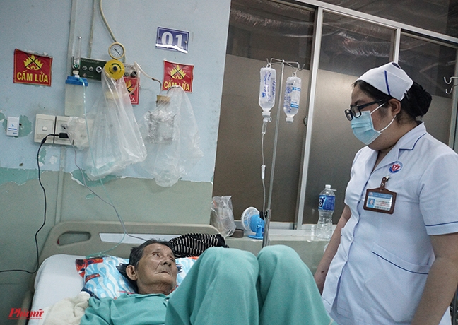 Mặc kệ hội chứng thận hư, nữ điều dưỡng vẫn ngày đêm chăm sóc bệnh nhân Mac ke hoi chung than hu, nu dieu duong van ngay dem cham soc benh nhan