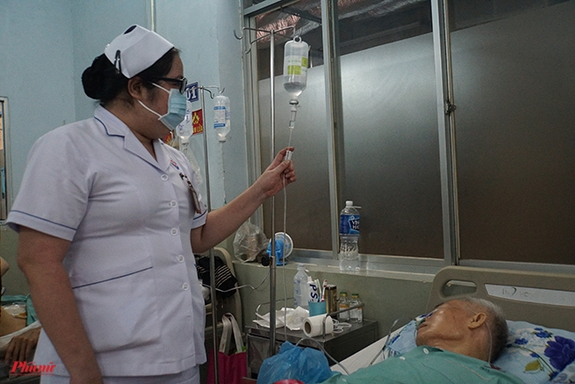 Mặc kệ hội chứng thận hư, nữ điều dưỡng vẫn ngày đêm chăm sóc bệnh nhân Mac ke hoi chung than hu, nu dieu duong van ngay dem cham soc benh nhan