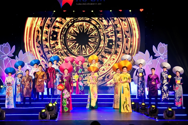 NSƯT Thành Lộc và nỗi trăn trở áo dài ‘phản cảm’ NSUT Thanh Loc va noi tran tro ao dai ‘phan cam’