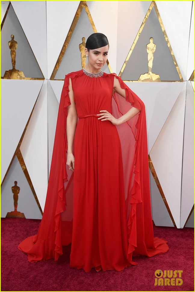 Những bộ trang phục lộng lẫy, bắt mắt bậc nhất thảm đỏ Oscar 2018 Nhung bo trang phuc long lay, bat mat bac nhat tham do Oscar 2018