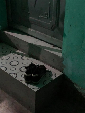 Đắng lòng câu chuyện thanh niên ngồi trước cửa phòng trọ, nghe người yêu và nhân tình 'vui vẻ' bên trong Dang long cau chuyen thanh nien ngoi truoc cua phong tro, nghe nguoi yeu va nhan tinh 'vui ve' ben trong