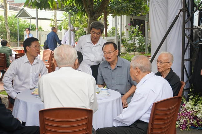 Nguyên Chủ tịch nước Trương Tấn Sang: Ông Sáu Khải có đóng góp đặc biệt về đổi mới kinh tế đất nước Nguyen Chu tich nuoc Truong Tan Sang: Ong Sau Khai co dong gop dac biet ve doi moi kinh te dat nuoc