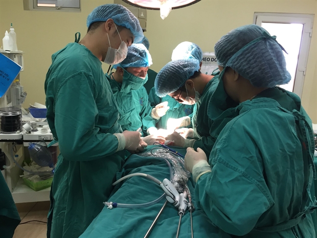 Lần đầu tiên Việt Nam phẫu thuật thành công u tuyến giáp qua đường miệng Lan dau tien Viet Nam phau thuat thanh cong u tuyen giap qua duong mieng
