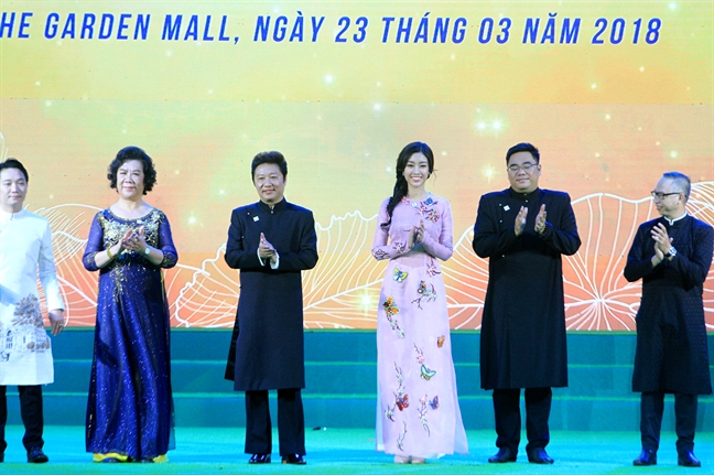 Hoa hậu Đỗ Mỹ Linh: Hy vọng áo dài đi xa hơn, đến bạn bè quốc tế Hoa hau Do My Linh: Hy vong ao dai di xa hon, den ban be quoc te