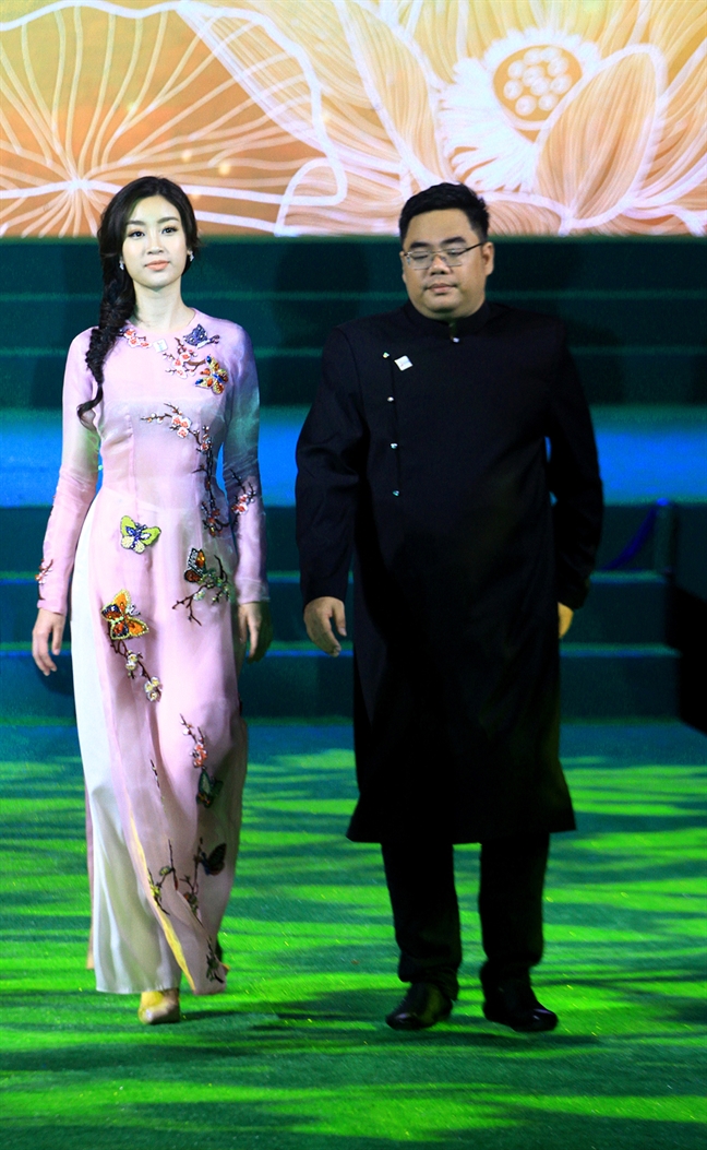 Hoa hậu Đỗ Mỹ Linh: Hy vọng áo dài đi xa hơn, đến bạn bè quốc tế Hoa hau Do My Linh: Hy vong ao dai di xa hon, den ban be quoc te