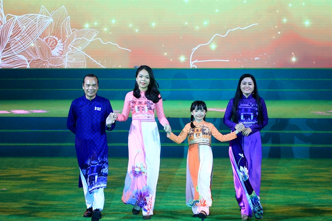 Hoa hậu Đỗ Mỹ Linh: Hy vọng áo dài đi xa hơn, đến bạn bè quốc tế Hoa hau Do My Linh: Hy vong ao dai di xa hon, den ban be quoc te