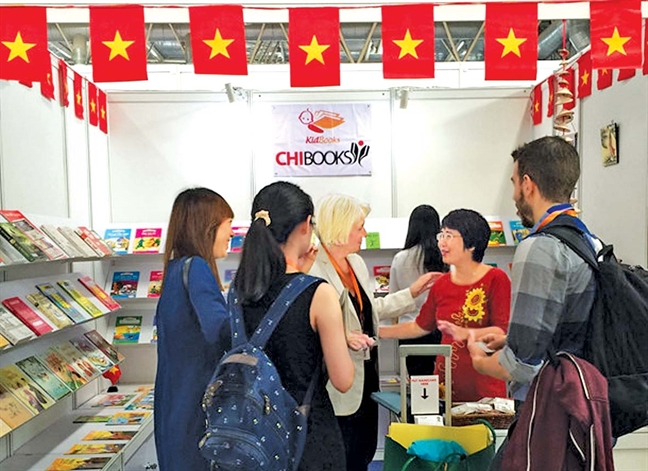 Dịch giả Nguyễn Lệ Chi: Tôi làm sách chứ không buôn sách Dich gia Nguyen Le Chi: Toi lam sach chu khong buon sach