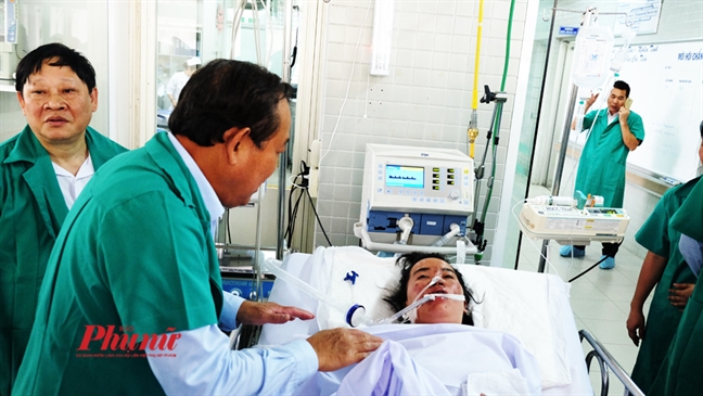 Phó Thủ tướng Trương Hòa Bình động viên các nạn nhân vụ cháy chung cư Carina Pho Thu tuong Truong Hoa Binh dong vien cac nan nhan vu chay chung cu Carina