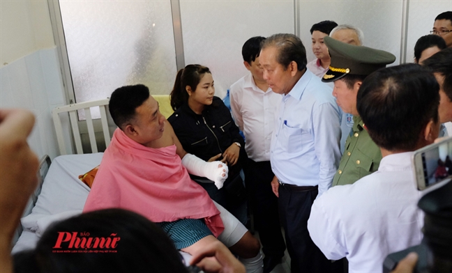 Phó Thủ tướng Trương Hòa Bình động viên các nạn nhân vụ cháy chung cư Carina Pho Thu tuong Truong Hoa Binh dong vien cac nan nhan vu chay chung cu Carina