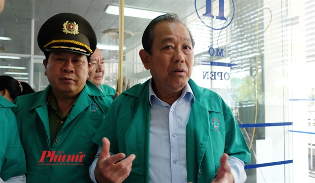 Phó Thủ tướng Trương Hòa Bình động viên các nạn nhân vụ cháy chung cư Carina Pho Thu tuong Truong Hoa Binh dong vien cac nan nhan vu chay chung cu Carina