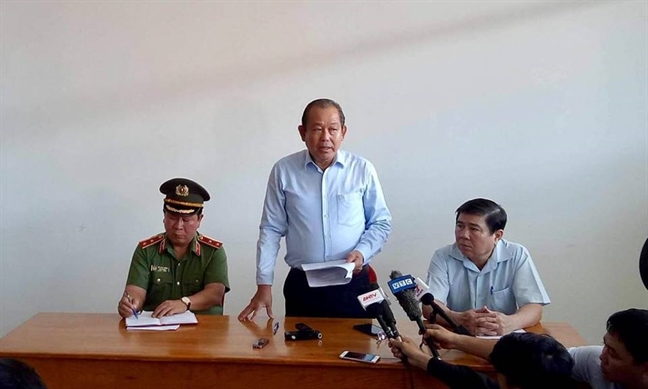 Phó Thủ tướng Trương Hòa Bình động viên các nạn nhân vụ cháy chung cư Carina Pho Thu tuong Truong Hoa Binh dong vien cac nan nhan vu chay chung cu Carina