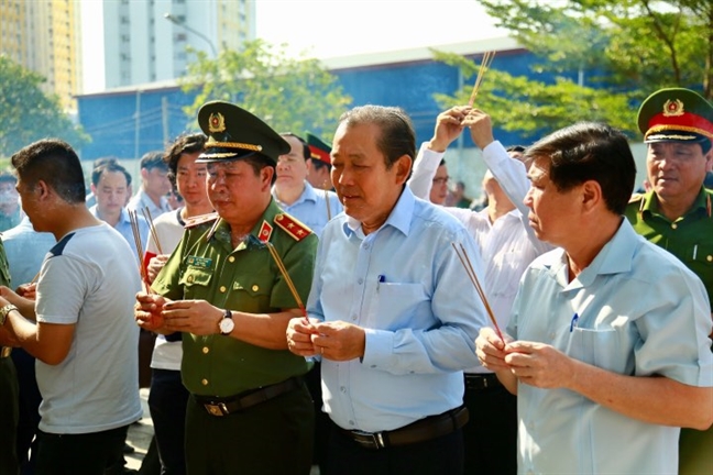 Phó Thủ tướng Trương Hòa Bình động viên các nạn nhân vụ cháy chung cư Carina Pho Thu tuong Truong Hoa Binh dong vien cac nan nhan vu chay chung cu Carina