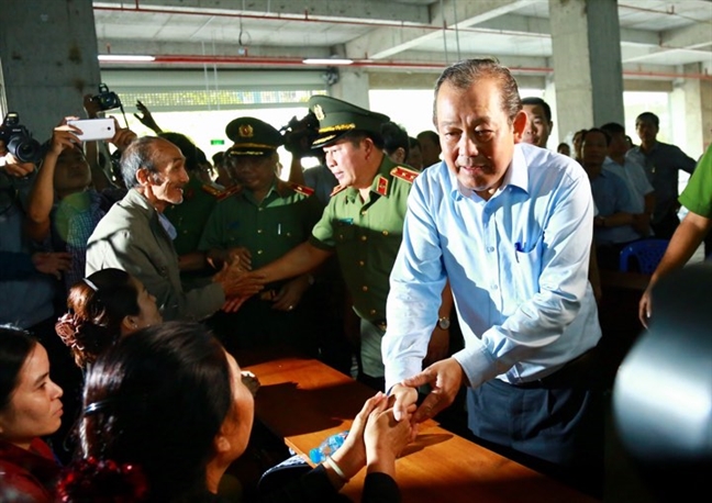 Phó Thủ tướng Trương Hòa Bình động viên các nạn nhân vụ cháy chung cư Carina Pho Thu tuong Truong Hoa Binh dong vien cac nan nhan vu chay chung cu Carina