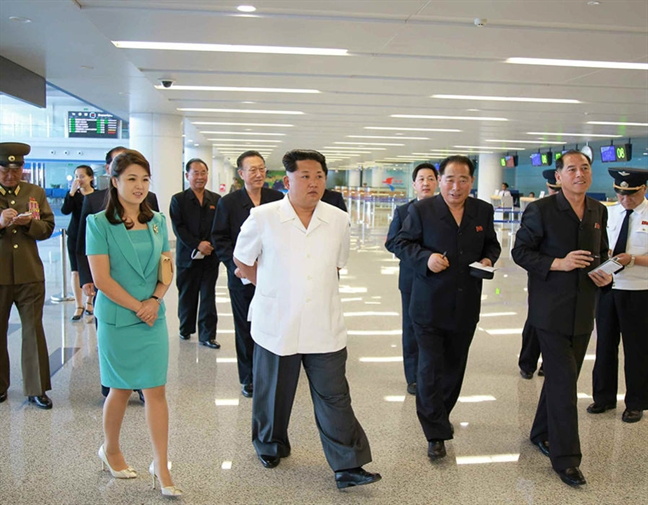 Đệ nhất Phu nhân Triều Tiên đầy vẻ thanh lịch trong lần đầu công du nước ngoài De nhat Phu nhan Trieu Tien day ve thanh lich trong lan dau cong du nuoc ngoai