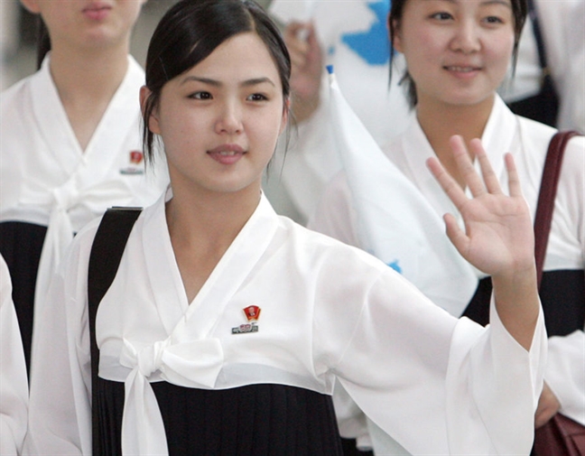 Đệ nhất Phu nhân Triều Tiên đầy vẻ thanh lịch trong lần đầu công du nước ngoài De nhat Phu nhan Trieu Tien day ve thanh lich trong lan dau cong du nuoc ngoai