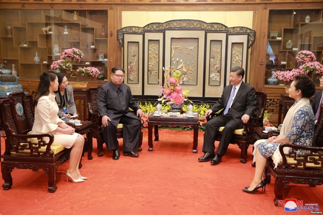 Đệ nhất Phu nhân Triều Tiên đầy vẻ thanh lịch trong lần đầu công du nước ngoài De nhat Phu nhan Trieu Tien day ve thanh lich trong lan dau cong du nuoc ngoai