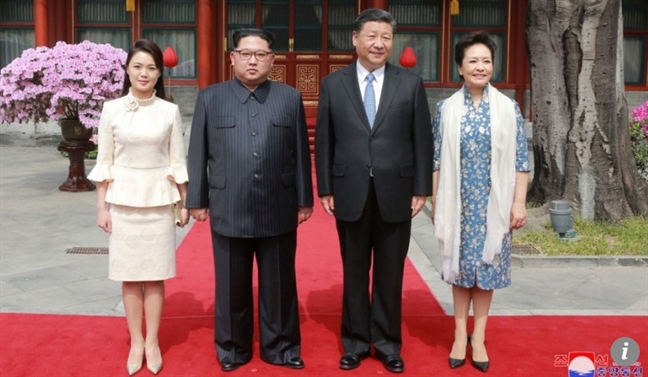 Đệ nhất Phu nhân Triều Tiên đầy vẻ thanh lịch trong lần đầu công du nước ngoài De nhat Phu nhan Trieu Tien day ve thanh lich trong lan dau cong du nuoc ngoai