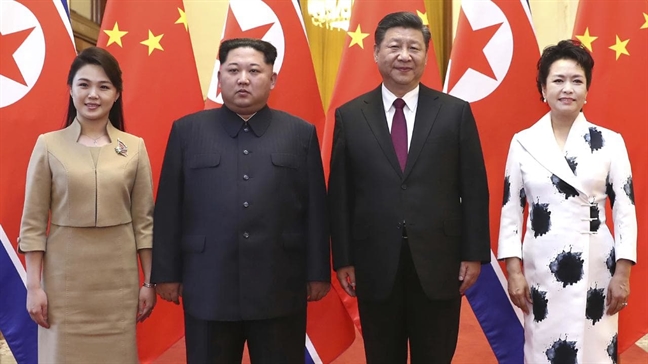 Đệ nhất Phu nhân Triều Tiên đầy vẻ thanh lịch trong lần đầu công du nước ngoài De nhat Phu nhan Trieu Tien day ve thanh lich trong lan dau cong du nuoc ngoai