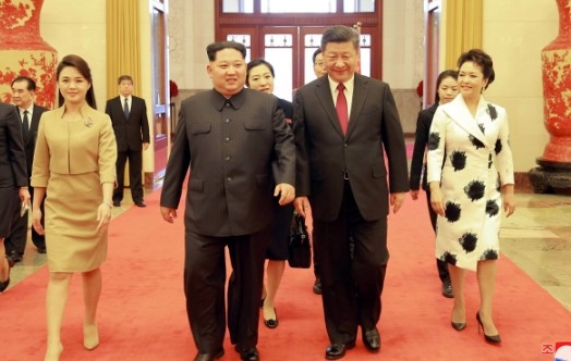 Đệ nhất Phu nhân Triều Tiên đầy vẻ thanh lịch trong lần đầu công du nước ngoài De nhat Phu nhan Trieu Tien day ve thanh lich trong lan dau cong du nuoc ngoai