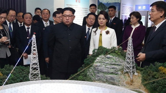 Đệ nhất Phu nhân Triều Tiên đầy vẻ thanh lịch trong lần đầu công du nước ngoài De nhat Phu nhan Trieu Tien day ve thanh lich trong lan dau cong du nuoc ngoai