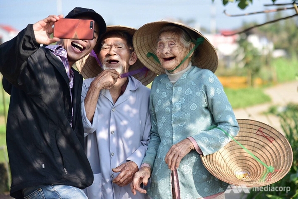 Báo nước ngoài ngưỡng mộ cặp vợ chồng già trồng rau sạch cho Hội An Bao nuoc ngoai nguong mo cap vo chong gia trong rau sach cho Hoi An