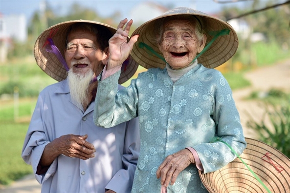 Báo nước ngoài ngưỡng mộ cặp vợ chồng già trồng rau sạch cho Hội An Bao nuoc ngoai nguong mo cap vo chong gia trong rau sach cho Hoi An